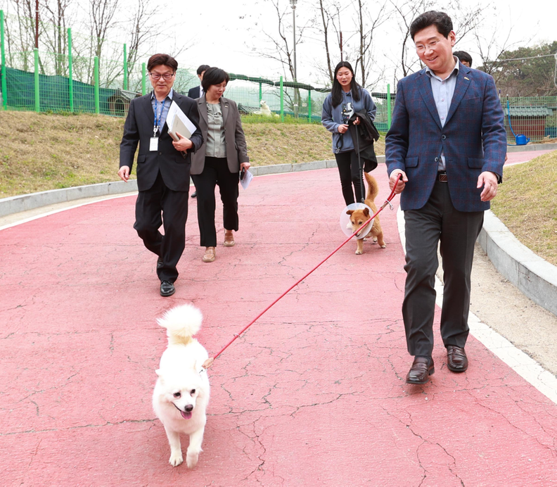 지난 8일 용인시동물보호센터에서 열린 제5회 반려동물의 날 기념행사에 동참한 이상일 용인시장의 모습 <용인시 제공>