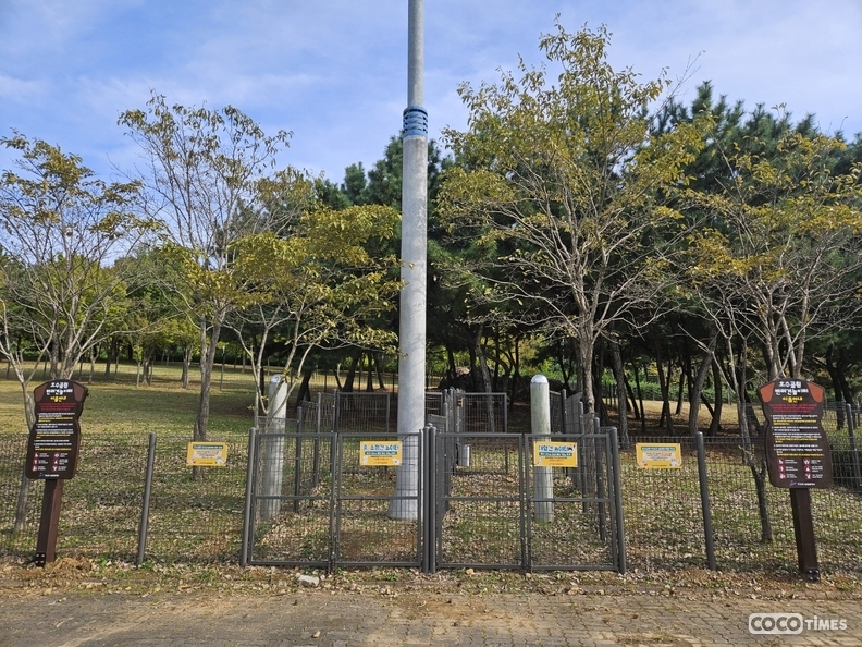 안산시가 호수공원 무궁화동산 인근에 간이 반려견 놀이터를 개장했다. <안산시청 제공>