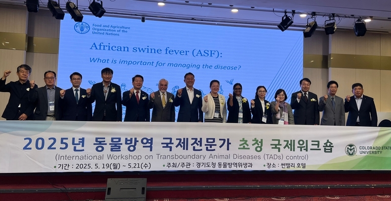경기도 농정해양위원회 방성환 위원장(국민의힘, 성남5)은 19일 여주 썬밸리호텔에서 ‘2025 동물방역 국제전문가 초청 국제워크숍’에 참석, 가축전염병에 대응하기 위한 국제사회와의 과학 기반 협력을 강조했다. <경기도의회 제공>