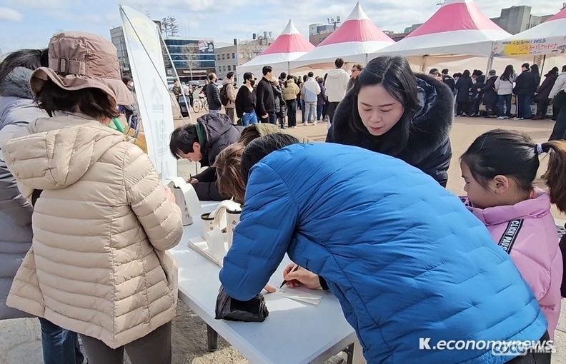 소원지를 작성하고 있는 한 가족 <강소하 기자>