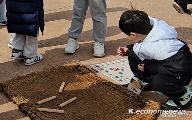 윷놀이 대회가 본격적으로 시작되기 전부터 어린 학생들이 연습에 몰두하고 있다 <강소하 기자>