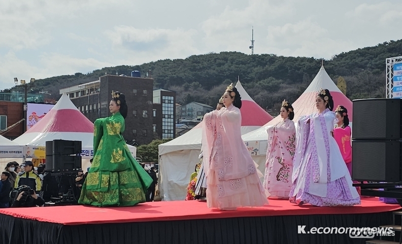 개막공연으로 진행된 경기수원시니어모델협회의 전통한복패션쇼 장면 <강소하 기자>