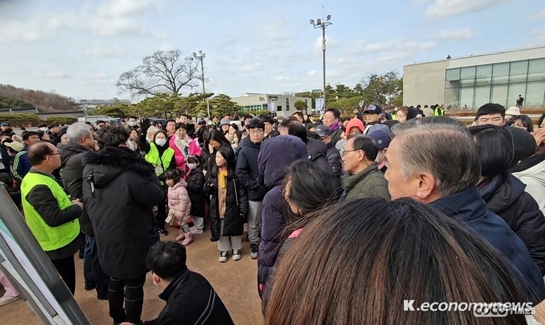 수원문화원이 주최한 ‘제35회 수원특례시 대보름 민속놀이 한마당’에서 윷놀이 대회 진행을 위해 참가번호를 확인하고 있는 모습 <강소하 기자>