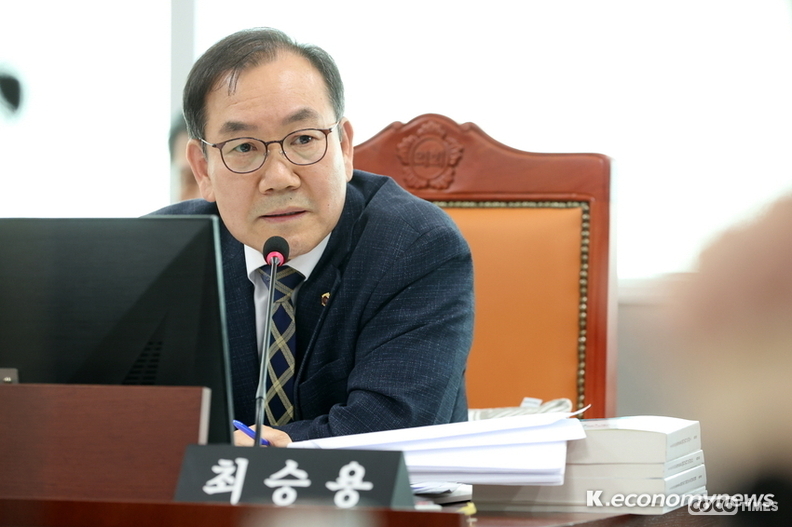 경기도의회 문화체육관광위원회 최승용 의원이 경기국악원의 운영 소홀 문제를 지적, 향후 방향성에 대한 큰 고민과 변화를 주문했다 <경기도의회 제공>
