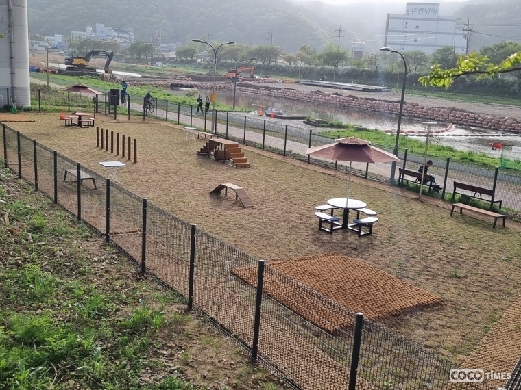 새단장을 마친 경안천변 반려견놀이터 모습 <용인특례시 제공>