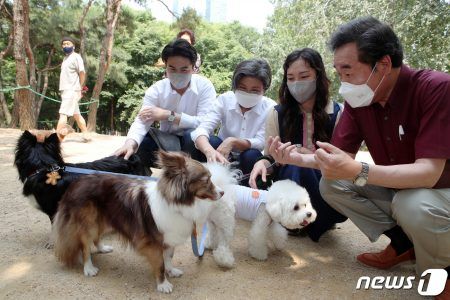 이낙연 전 더불어민주당 대표<오른쪽 첫번째>가 부인 김숙희 여사<세번째>, 오영환 의원 등과 함께 서울 동작구 보라매공원 반려견 놀이터를 찾았다. 2021.6.13/뉴스1
