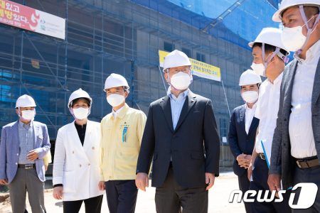9일 오전 이재명 경기도지사가 이항진 여주시장 등과 ‘경기도 반려동물테마파크’ 공사현장을 둘러보고 있다.(경기도 제공)/© 뉴스1