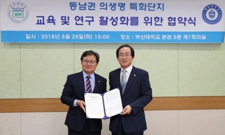 2018년 8월 당시, 부산대 전호환 총장<왼쪽>과 경상대 이상경 총장.