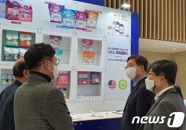 2021 경기수의콘퍼런스'(경기수의컨퍼런스)가 28일 경기 수원시 수원컨벤션센터에서 열렸다. 염태영 수원시장(오른쪽 두번째)이 행사 관계자들과 대화하고 있다. © 뉴스1 최서윤 기자