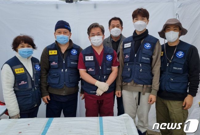 경없는 수의사회는 21일 경기 남양주시의 한 사설 동물보호소에서 봉사활동을 진행했다. 오른쪽 2번째는 방송인 박수홍 (국경없는 수의사회 제공) © 뉴스1