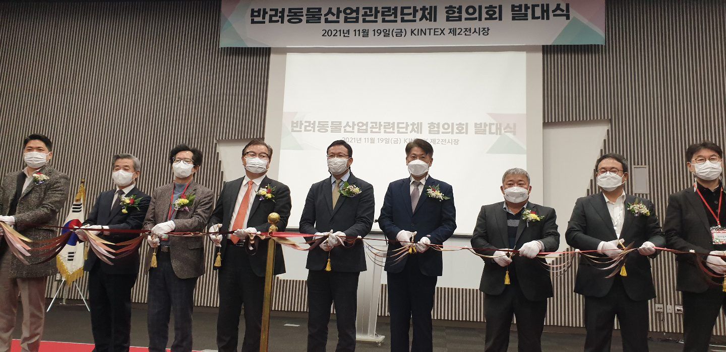 반려동물산업계 7개 단체가 19일, 관련단체협의회를 발족했다. 사진 왼쪽 두번째부터 정병곤 한국동물약품협회장, 이기재 한국펫산업소매협회장, 허주형 대한수의사회장, 김종복 한국펫사료협회장, 전월남 한국애견협회 사무총장, 박영재 한구동물보건사대학교육협회장. @코코타임즈