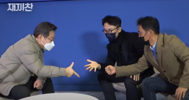 방송 촬영 도중, 옆에 있던 '꽃님이'가 예기치 않게 변을 보자 이 후보와 한 원장, 이 소장이 '누가 X을 치울 것인지'를 놓고 가위바위보를 하고 있다. @'재끼찬' 화면 캡처.