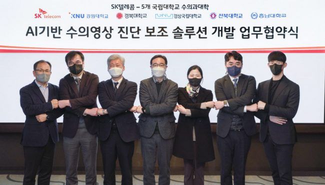 왼쪽부터 하민용 SK텔레콤 이노베이션 스위트 담당, 이영원 충남대 수의과대학 교수, 이기창 전북대 수의과대학 교수, 이희천 경상국립대 수의과대학 학장, 이기자 경북대 수의과대학 교수, 최수영 강원대 수의과대학 교수, 이종민 SKT T3K 이노베이션 담당. @SK텔레콤.