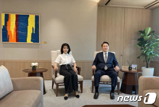 윤석열 대통령과 부인 김건희 여사가 지난 27일 나란히 용산 대통령실 집무실에 앉아있는 모습이 공개됐다. (건희사랑) 2022.5.29/뉴스1