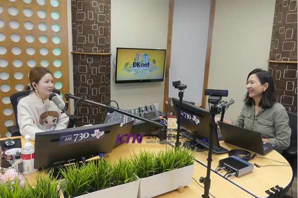 DKnet은 미국 텍사스주 한인 방송국으로 달라스 등에 공중파 방송과 온라인을 통해 다양한 뉴스와 이민 생활 정보를 24시간 한국어로 방송하고 있다. 사진=DKnet 교양 정보 프로그램 송영아의 ‘좋은 아침’.