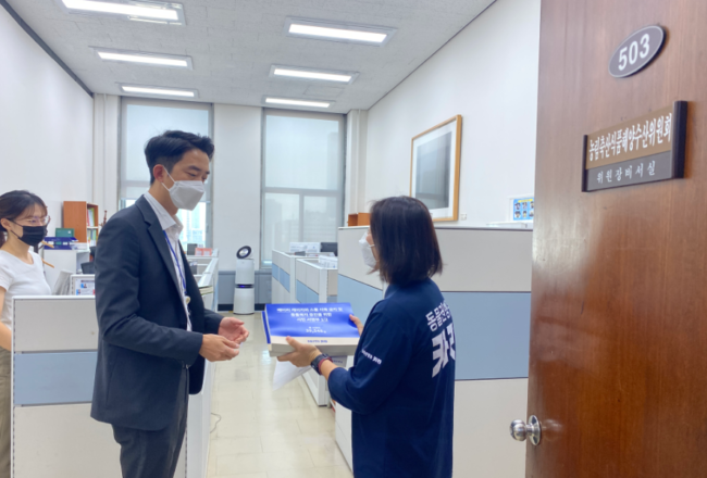 동물권행동 카라가 9월 30일 국회 농해수위 소병훈 위원장실에 시민 서명부를 전달하고 있다. @사진=동물권행동 카라 제공.