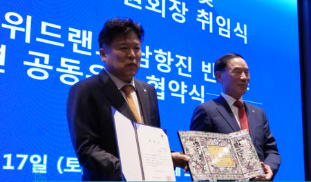 이규현 (주)위드랜드 회장이 이원성 경기도체육회장(오른쪽)으로부터 후원회인 아너스클럽 회장 위촉장을 받았다. / 사진 제공 : 위드랜드 비전선포식 영상 화면 캡처