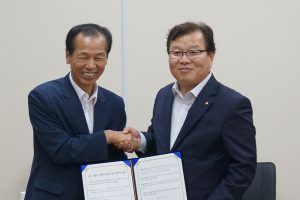 두 기관은 이날 경기도 성남시 수의과학회관에서 협약을 맺고, 동물전염병 예방 및 동물보호 문화정착을 위해 상호협력하기로 했다.