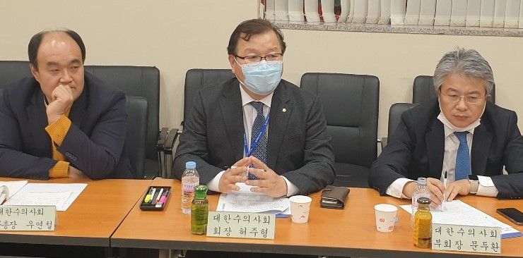 우리나라 수의사는 지금까지 모두 2만649개의 면허증이 발급된 이래, 2019년의 경우 동물병원에 가장 많은 7천667명(34.7%) 수의사가 근무하고 있다.