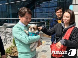 지난 2018년 서울시 마포구 서울동물복지센터에 들렀던 안철수 후보.
