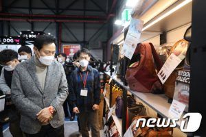 13일 서울 SETEC에서 열린 케이펫페어를 찾은 오세훈 후보.